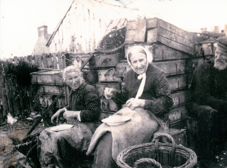 Embo women baiting lines