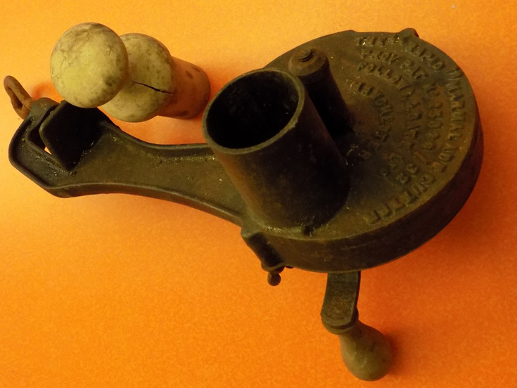Kitchen utensil for cutting oranges
