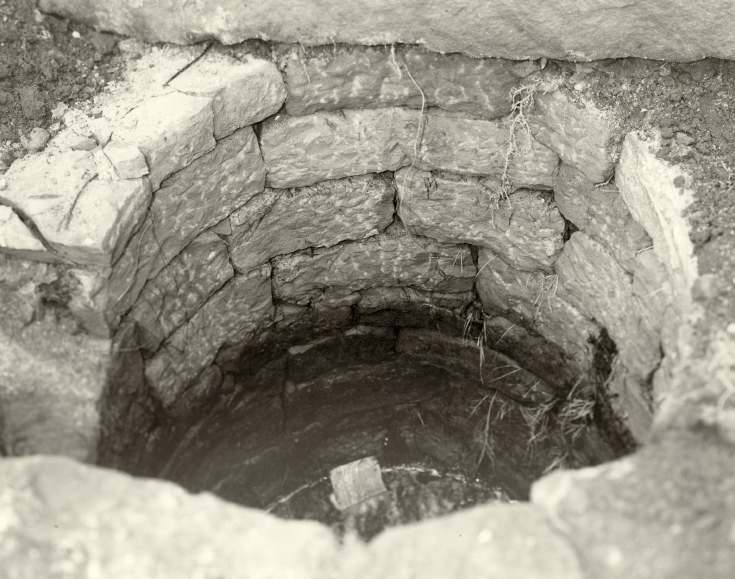 Old manse well 1987