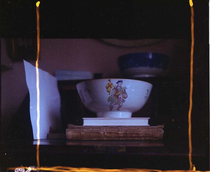 Decorated porcelain bowl