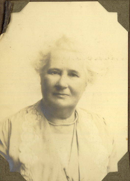 Thomas Hardie's mother ?