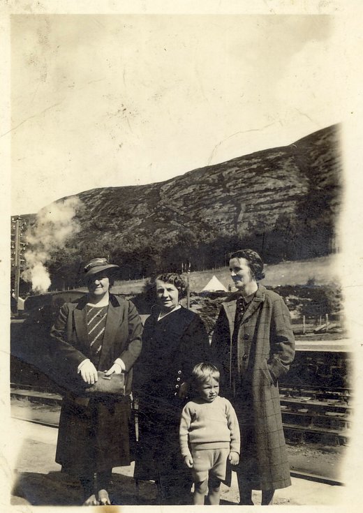 Margaret Button and sister at The Mound Station