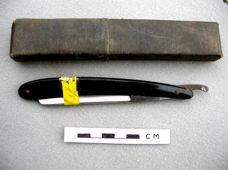 Cut-throat razor