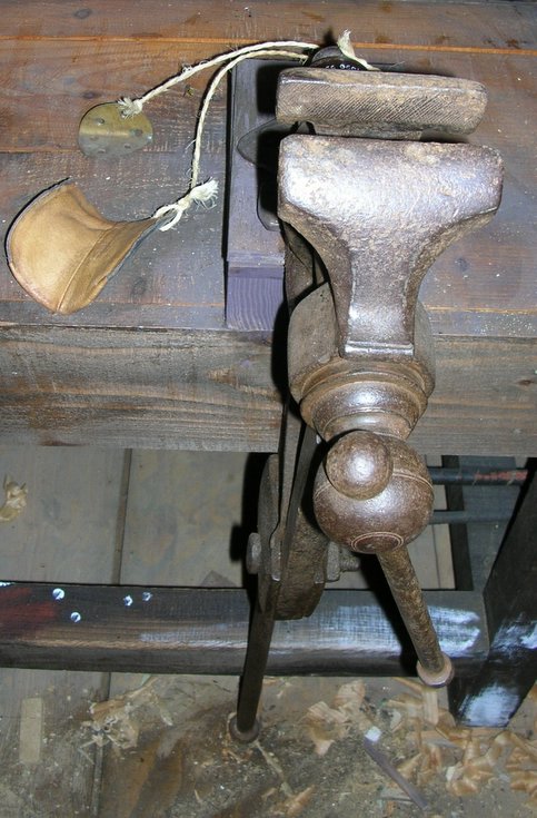 Steel leg vice