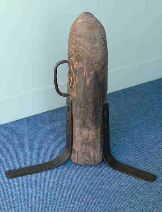 Stool for shoeing a horse.